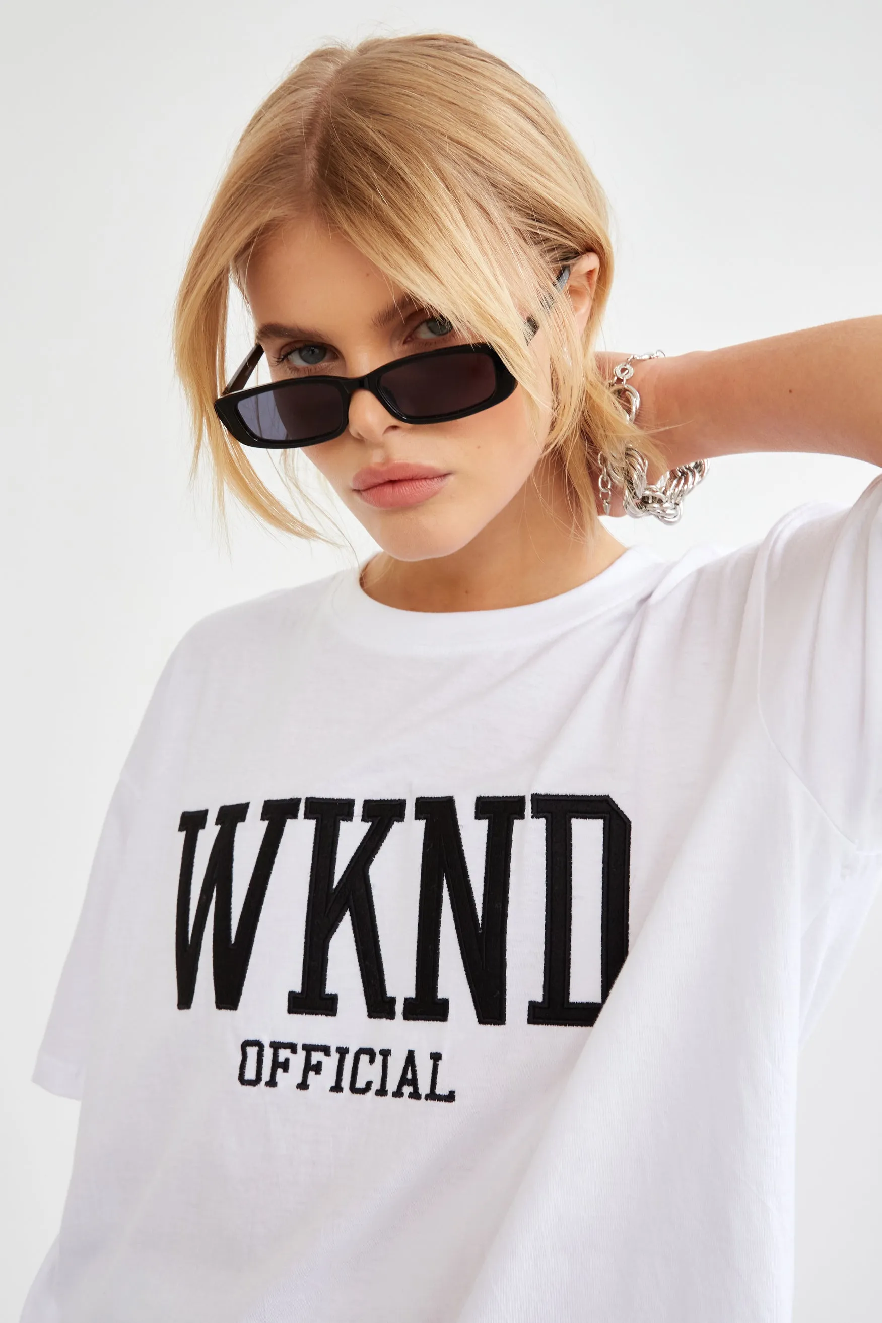 WKND EMBROIDERED CONTRAST T-SHIRT