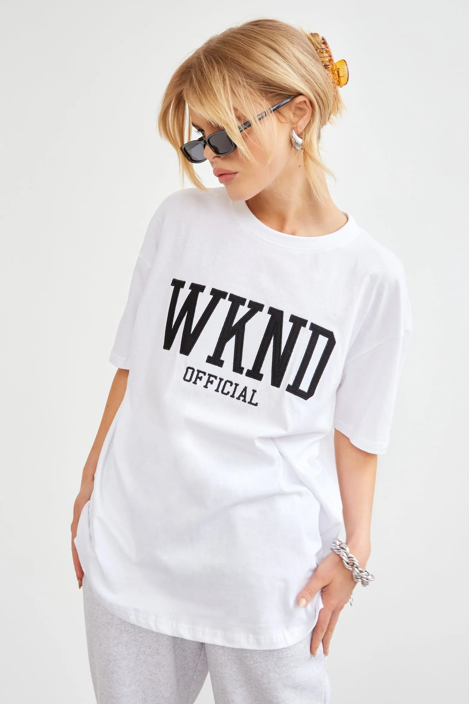 WKND EMBROIDERED CONTRAST T-SHIRT