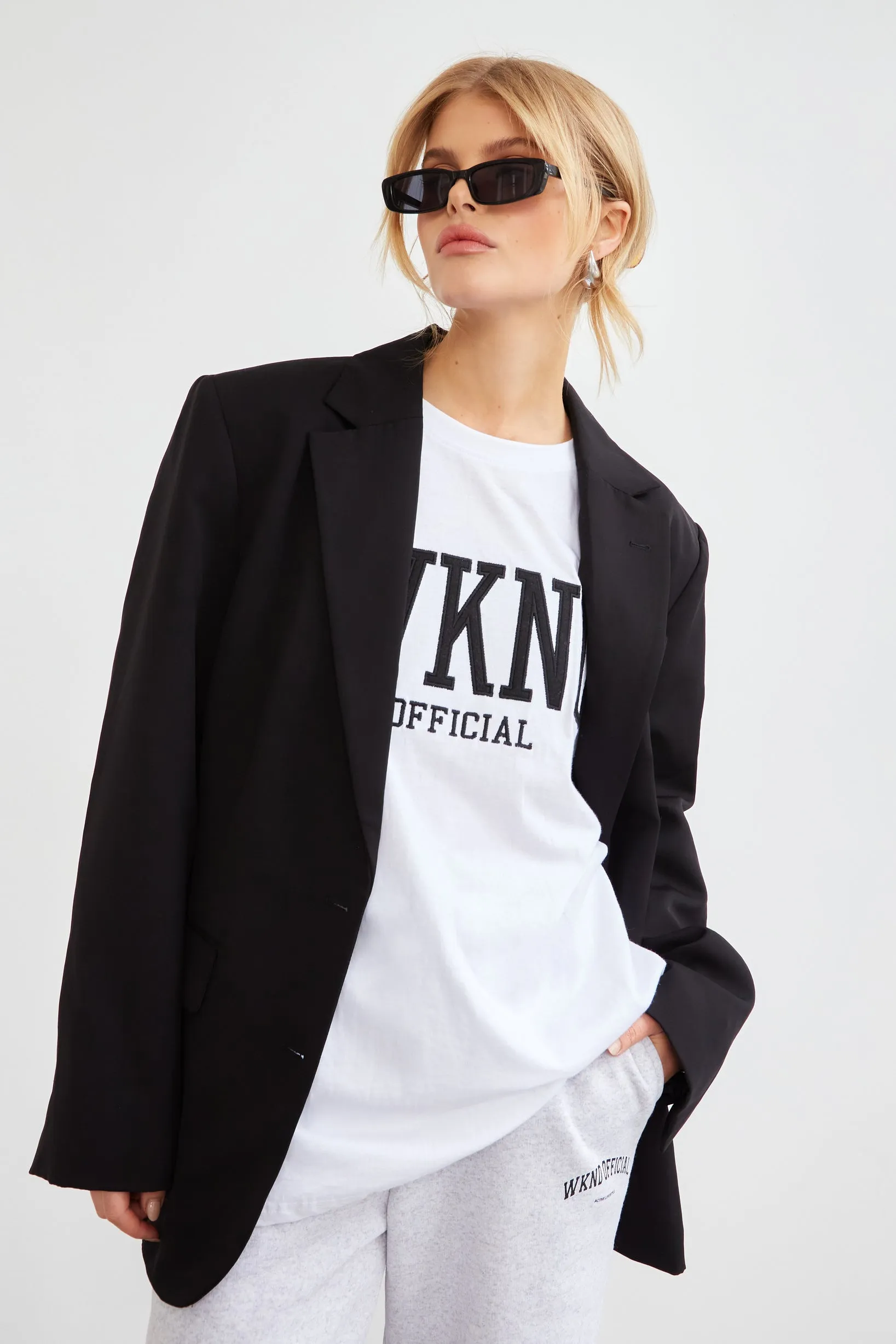 WKND EMBROIDERED CONTRAST T-SHIRT