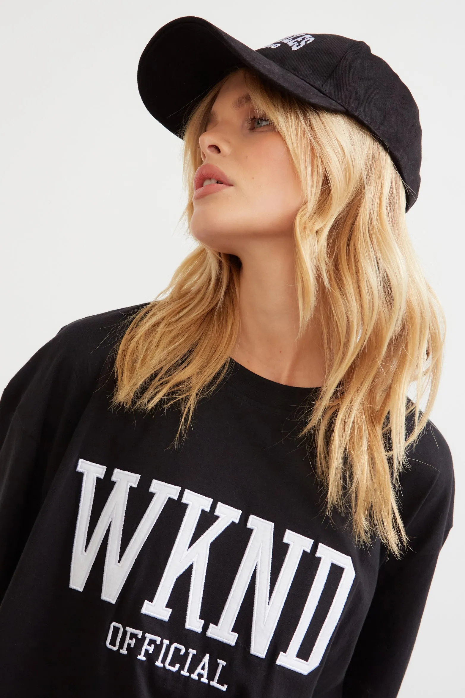 WKND EMBROIDERED CONTRAST T-SHIRT